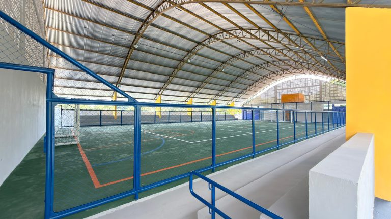 Prefeitura conclui reforma da quadra de esportes da Escola Raimundo Ferreira Lima